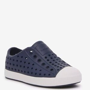 Native Jefferson slip on water shoes / sneakers, navy, children size 11